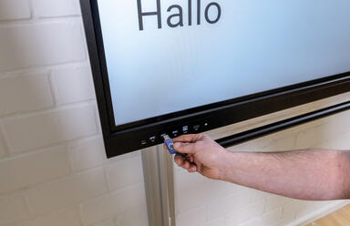 Installation Groß-Display durch Wittler Monteur
