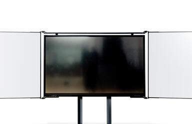 Klappschiebe-Display-wandmontiert-Klappen-offen-weiß